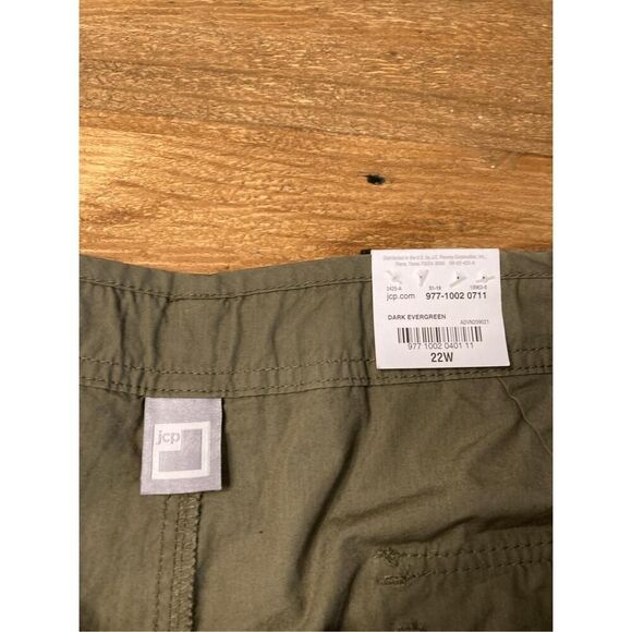 JCP 22W NWT dark evergreen shorts womens - Picture 3 of 5